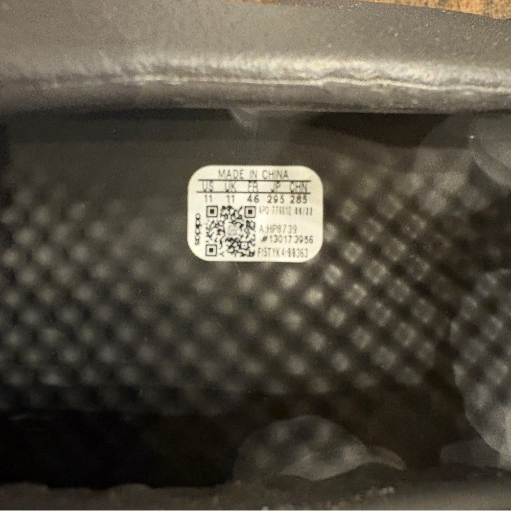 Yeezy Onyx Foam RNR - Picture 2 of 3